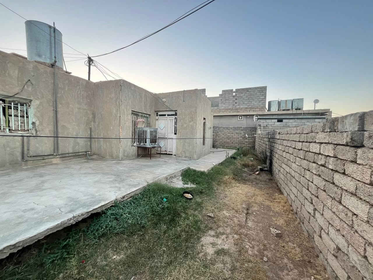 #بيت_للبيع في قرية المزرعة 
استقبال هول 2 غرفة نوم حمام مطبخ
واصل ماء كهرباء 
للاستفسار الاتصال :***********
