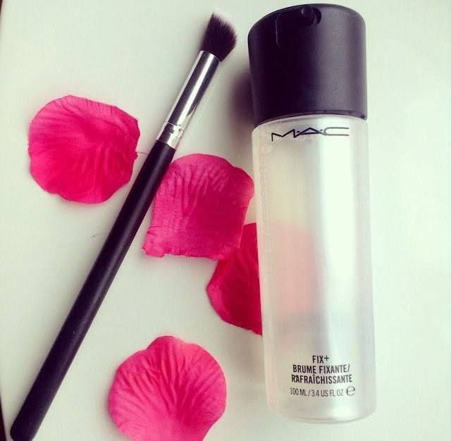 مثبت مكياج فيكس بلاس ♥️💋
MAC prep + prime 
Fix plus 
له العديد من الاستخدامات بشكل سهل وبسيط يستغني عن شراء المنتجات الاخرى يعتبر متعدد الاستخدامات 
✅ يتم تطبيقه قبل او بعد المكياج لتنشيط الوجه 💞✨
✅ يساعد على تشرب الوجه للمكياج بشكل افضل مما يعطي اطلالة طبيعية ومشرقة 💞✨
 ✅ مثبت للمكياج و منعش للبشرة 💞✨
✅  مثبت للفاوندشن الثكيل 💞
✅ إذا كنت من بهتان لون الشادو جربي مع ماك فكس بلس 💞✨

يعتبر من افضل مثبت مكياج 
لانه متعدد مهام 💖✨
🌸مثبت للمكياج 🌸
🌸 منعش للبشرة 🌸
 🌸مخفف للفاوندشن الثقيل يخلط معه لتخفيفه 🌸

المميز بهذا المثبت إنه ما يقشر الوجه أو يطلع تشققات 
ويميزه بعد إنه مليء بالفيتامينات والمعادن وريحته جدا جميله يعطي نظاره للبشره ولمعه طبيعيه  
اهم مكوناته 🧚‍♀️✨
يتكون من مواد طبيعية ويتميز بتركيبته الخفيفة التي يمكن للبشرة امتصاصها بسهولة 🧚‍♀️✨

السعر 6 الاف 
🚘 يوجد خدمة توصيل لجميع محافظات العراق 4 الاف 🚘


**إذا كنت صاحب هذا الإعلان وتريد حذفه لأي سبب، رجاءا أرسل رسالة إلى الدعم الفني**