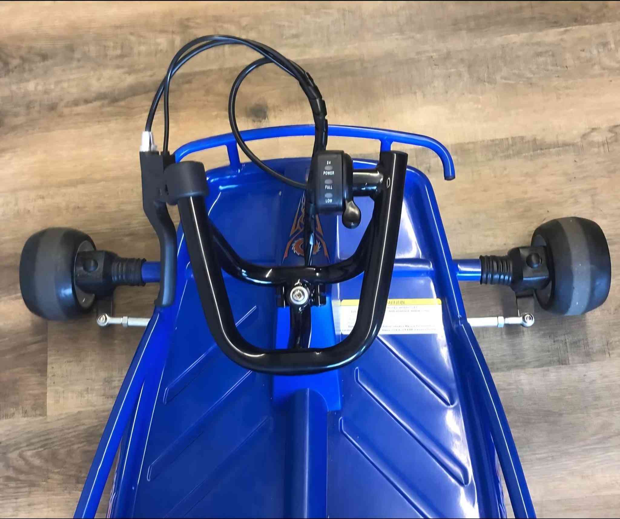 السلام عليكم
من رخصة مشرفين الصفحة 
سيارة درفت للبيع بسعر ٢٥٠ دولار استخدام قليل 
للعلم سعرها ٩٥٠ دولار وتكدرون تتأكدون بالمواقع ....
"جو كارت" كهربائية مصممة للانجراف (Drifting) 

المواصفات التقنية والأداء

الصناعة : شركة رازور امريكية

التحكم : يتم التحكم في التسارع عبر زناد في المقود، مع وجود مكابح خلفية يدوية .

السرعة: تصل سرعتها القصوى إلى 19 كم/ساعة (حوالي 12 ميل في الساعة).

نظام الطاقة: تعمل بمحرك كهربائي يتميز بعزم دوران عالٍ ونظام دفع بالسلسلة (Chain-driven motor).

البطارية: مزودة بنظام بطارية 24 فولت (بطاريتان 12 فولت قابلة لإعادة الشحن)، وتوفر مدة تشغيل تصل من 40 دقيقة ال ٦٠ دقيقة تقريباً من الاستخدام المتواصل مع امكانية تبديل البطارية موجودة في السوق .

زمن الشحن: تحتاج البطارية إلى حوالي 3 ساعات لإعادة الشحن بالكامل. 

التصميم والميزات
إطارات الانجراف: تتميز بعجلات خلفية ملساء ومصنوعة من مادة خاصة تسمح للعربة بالانزلاق والانجراف (Drift) بسهولة عند الانعطافات الحادة.

التحكم: تحتوي على دواسة تسارع تعمل بلمسة الإبهام (Variable-speed trigger) ومكابح يدوية للتحكم الفوري.

الهيكل: مصنوع من الفولاذ المتين لضمان الاستقرار أثناء القيادة السريعة، كما تتضمن حزام أمان للمقعد لضمان سلامة الراكب.

سعة الوزن: للأطفال من سن 8 سنوات فما فوق الى الشباب ، وتتحمل وزناً يصل إلى 63 كجم تقريباً .

العنوان بغداد ....


**إذا كنت صاحب هذا الإعلان وتريد حذفه لأي سبب، رجاءا أرسل رسالة إلى الدعم الفني**