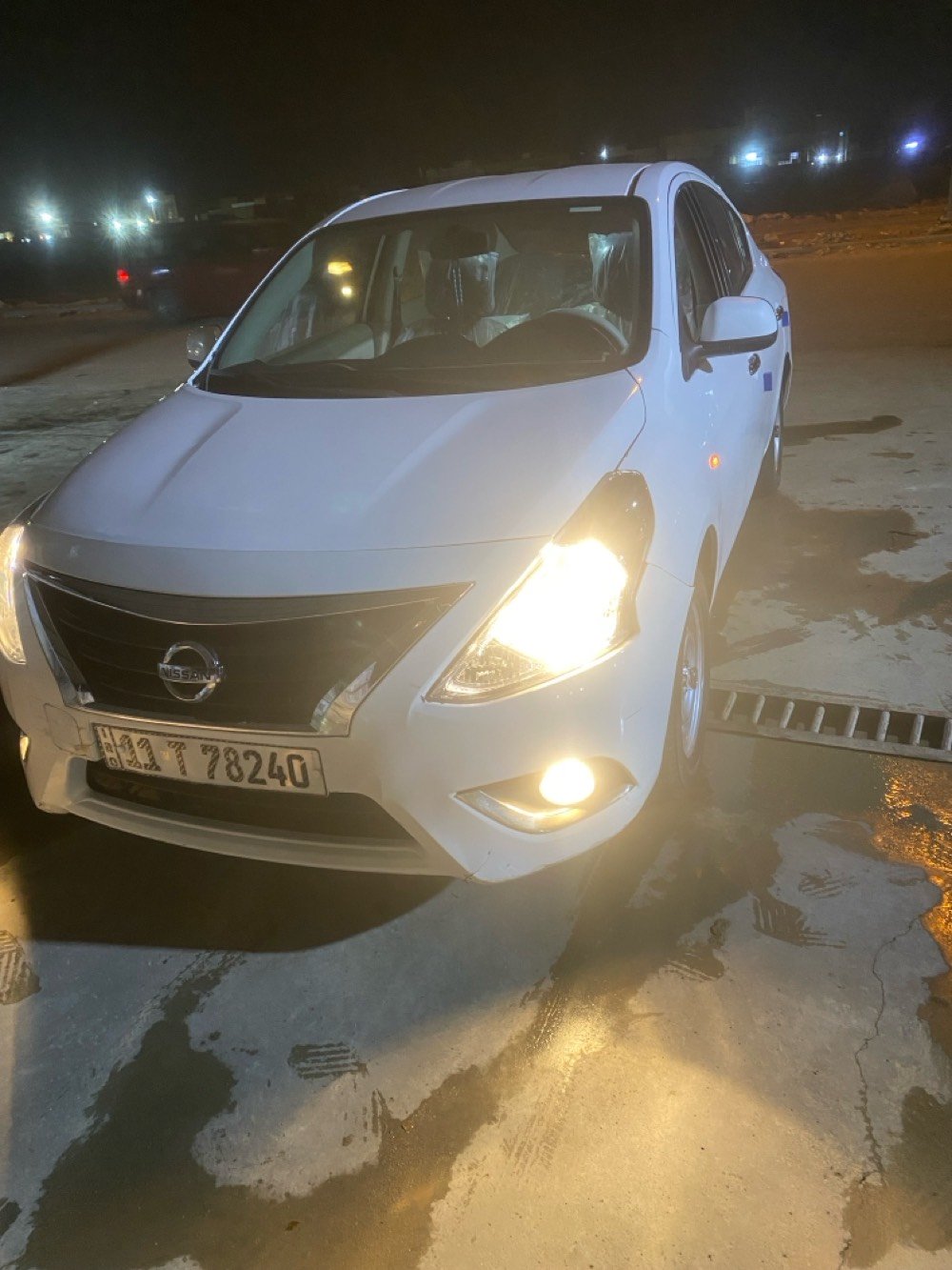 سيارة نيسان جديدة للبيع، بحالة ممتازة، مع بلاستك حماية المقاعد. لونها أبيض وتحتوي على تجهيزات داخلية حديثة. مناسبة للاستعمال اليومي بكفاءة عالية. للاستفسار أكثر، يرجى الاتصال.