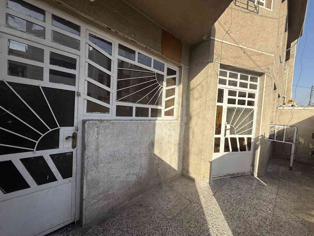 الدار للايجار سعر الايجار 700 💵🔐
المساحة 80 م 🌹🌹🌹الدار ركن موقع جيد جدا 🌹🌹🌹
الشعب شارع الاسواق المركزية الضباط 
يحتوي على كراج صغير واستقبال ومطبخ معزول وهول وخدمات ومنور 
ويحتوي الطابق الثاني على غرفتين نوم كبيرات وخدمات وبيتونة وسطح كبير 
للاستفسار اكثر يرجى الاتصال على الرقم التالي
***********
او زيارة مكتب تبارك للعقار والمقاولات الكائن في شارع الاسواق المركزية قرب مطعم ميامي
