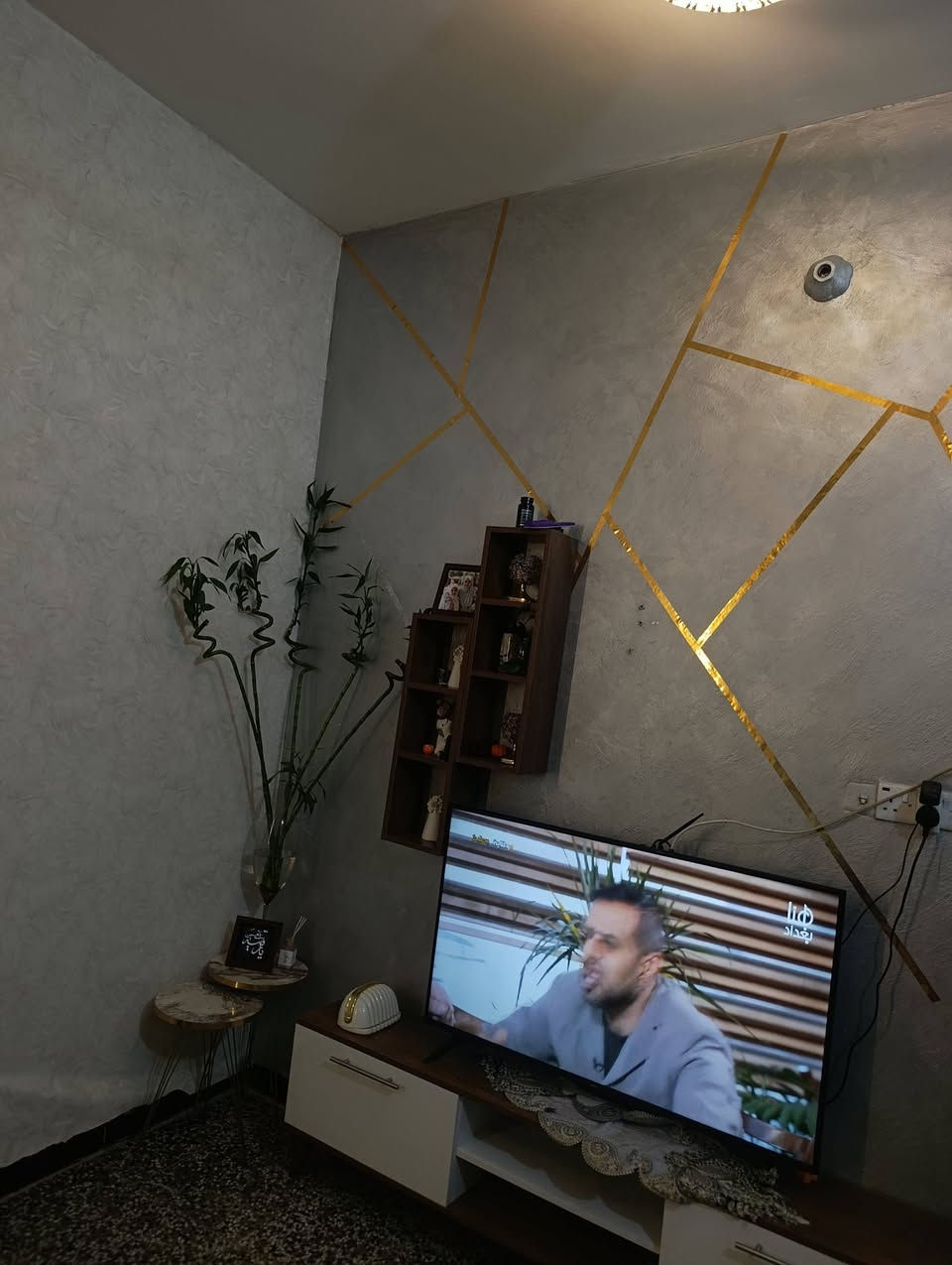 السلام عليكم بيت ٥٠ متر بالطي صاير بنزال حدادة الشمس بدون وقف محوله كهرباء جديدة شرط كهرباء ٢٢٠ ومي متوفر ٢٤ ساعه  وشارع كله قشط مسافه قريبه من الشارع يتكون من صاله ومطبخ وخدمات الطابق الاول وغرفتين بالطابق الثاني للاتصال *********** واتس اب وبسعر مناسب
