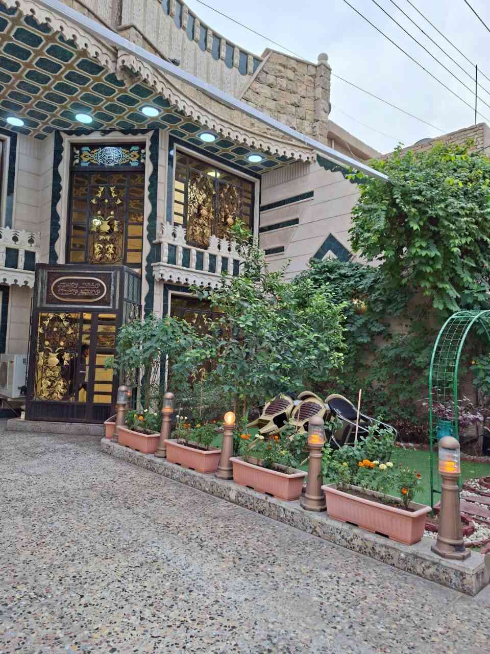 السلام عليكم ... دار للبيع طابقين ونص المساحه ١٧٠متر بالسند ١٨٠متر واقع حال بناء حديث يحتوي على كراج وحديقه + صاله كبيره + هول كبير+ مطبخ  بارد + ٤ غرف نوم كبار + مطبخ حار + ٣ حمام + بيتونه مخزن كبير جدأ + سطح عدد ٢ / العنوان بغداد حي العامل قرب جامع محمد الجواد (ع)  للاستفسار الاتصال على الرقم *********** متوفر واتساب……………اسيا ***********  لا يتوفر به واتساب فقط عادي …… (البيع مع الأثاث أو فارغ)
