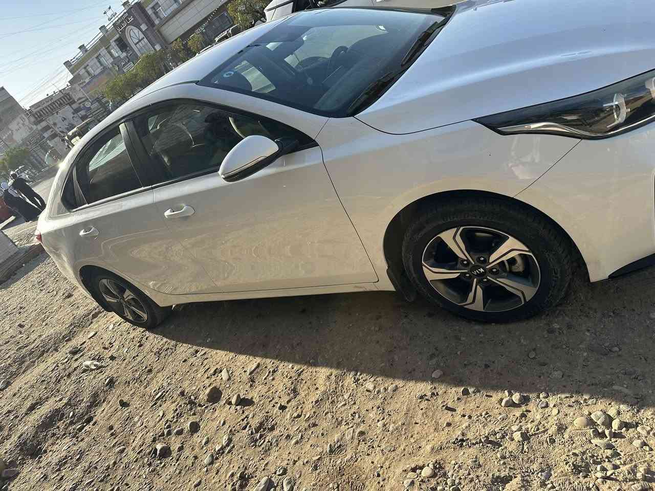 السلام عليكم سيراتو موديل ٢٠١٩ خليجي محرك ٢٠٠٠ دوش رقم بغداد الدولي تبريد قطعتين مري شفط وكامره وباقي المواصفات العاديه السياره ب اسمي ماشية ١٢٧ الف كيلو السياره بيها بارد بالجاملغ الخلفي يم قبق البنزين وبيها تقريبا ٣ رصعات خفيفه رايدها بيع او مراوس بكورلا هايبرد حسب القناعه 
***********
