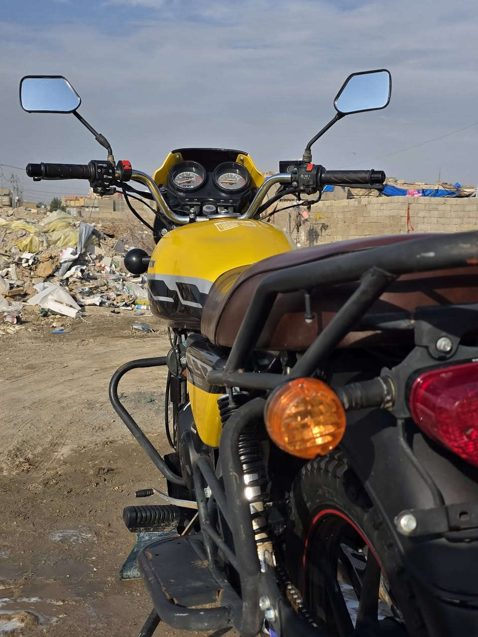 سلام عليكم شباب عيني دايون جبلي للبيع موديل ٢٤ أوراق اصولي ماشيه معامله ترقيم باقيه على بصمه المالك سويج سجينه دراجه نضيفه وخير من الله ماشيه ٩٠٠٠
السعر مليون و٨٥٠ وبيها مجال بسيط للشرايه مكاني حله البكرلي

***********
