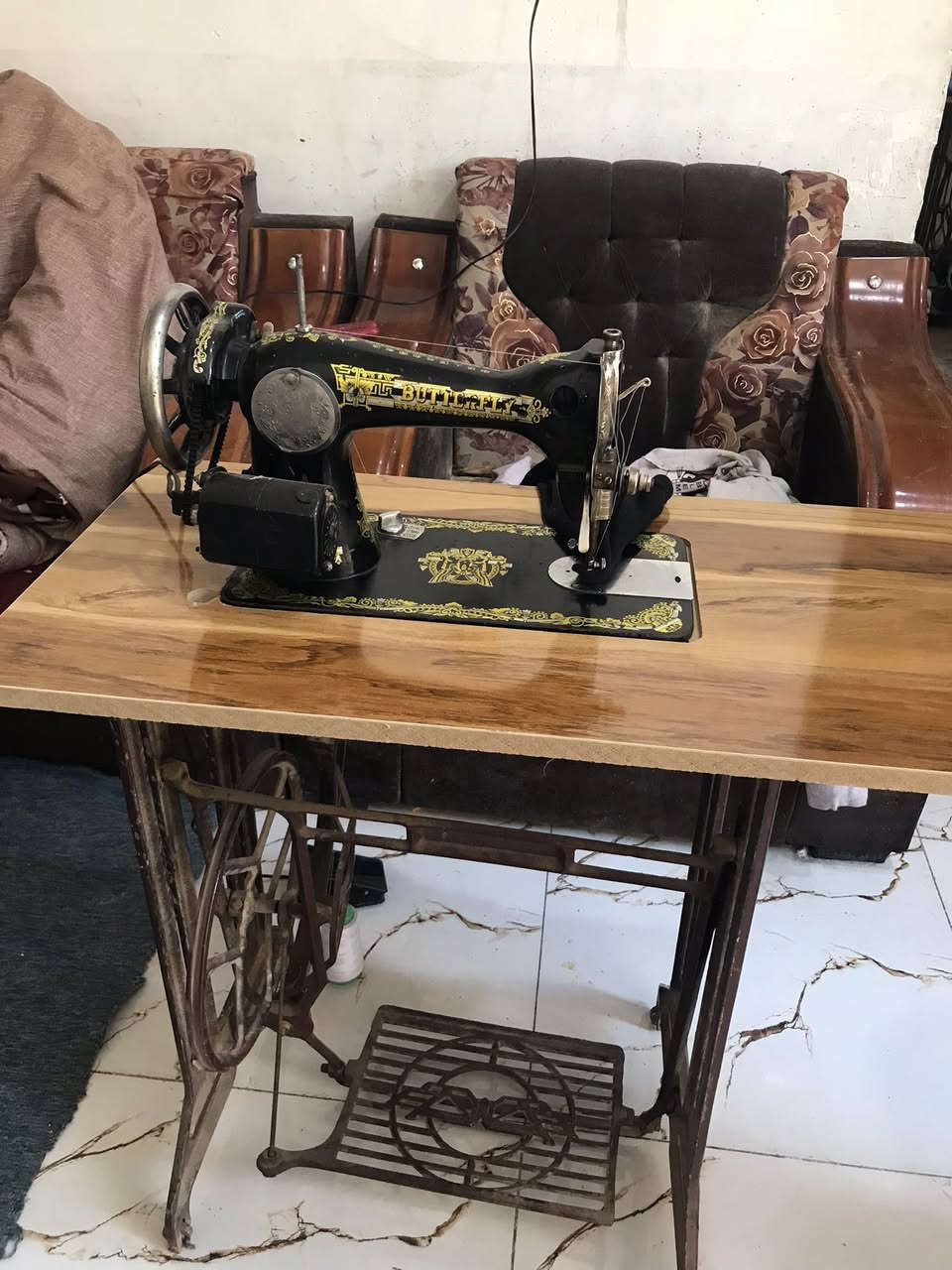 مكينة خياطة ام الفراشة اصلية شغالة على الفحص مكينة وماطور ودواسة وميز السعر ٦٠ المكان نجف حي ميسان ***********
