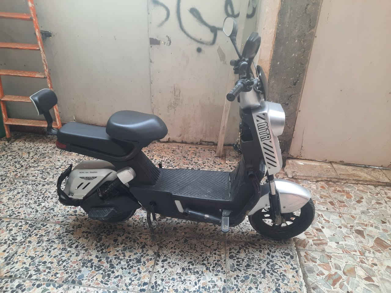 سلام عليكم دراجه شحن حجم16 من شركة mTRدراجه تجي اربع بطاريات سرعه 60حقيقي40دراجه تجي تشتغل سويت وكارت لايت عالي واشاير هورن وسعر 300وبي مجال رقم هاتف ***********
