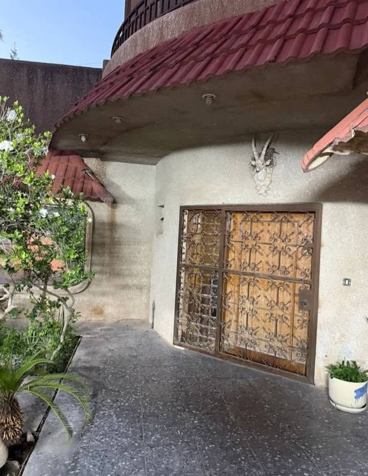دار ٣٢٠ متر للبيع للبيع الغزالية شارع المشجر مربع تازة بناء كلاسك نظيف جدأ يحتوي على كراج وحديقة ومدخلين وصالة ومطبخ وحولي كبير و ٤ غرف نوم و ٣ صحيات سعر المتر  [ ١٩٠٠ ] للأستفسار ((***********)) او زيارتنا مكتب المختار للعقار شارع المشجر مقابل فلافل لبنان
