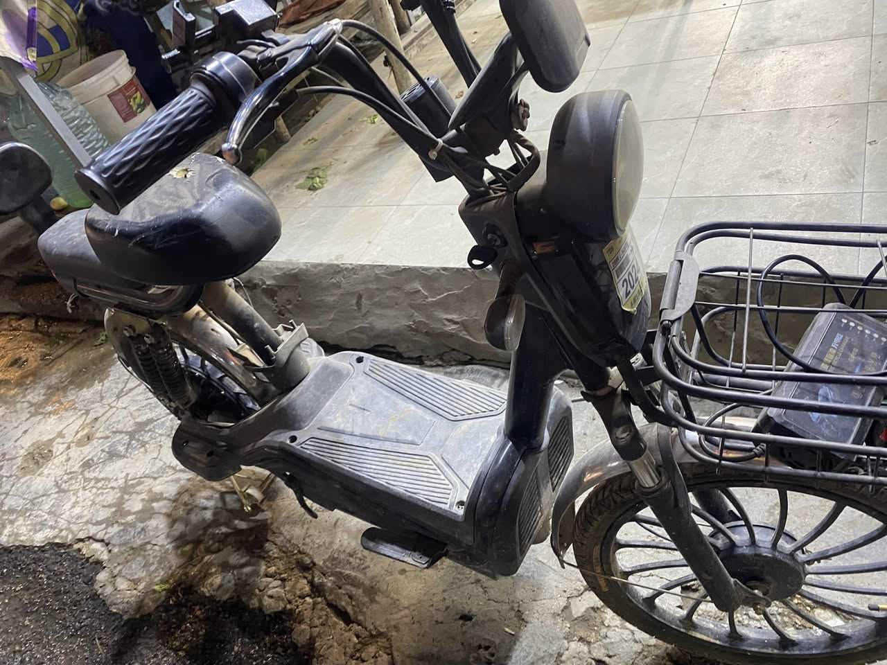 دراجة شحن عقلها محترك تشتغل وتطفى 
سعرها 150 الف فقط عقل بطاريات شغالات 
سعر عقل 40 الف 
مكاني بغداد الغدير. 
***********
