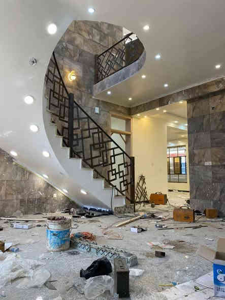 سلام عليكم بيت مساحه 220 متره الواجه 13 النزال 17 وقف سني واجهت شارع قرب جسر المثنى يحتوي على 4 غرف نوم اثنين فوك اثنين جوه   صحيات فوك صحيات جوه صاله او مطبخ او هول او كراج او حديقه واضح بل بل صور الاستفسار عل رقم واتساب او اتصال ***********
