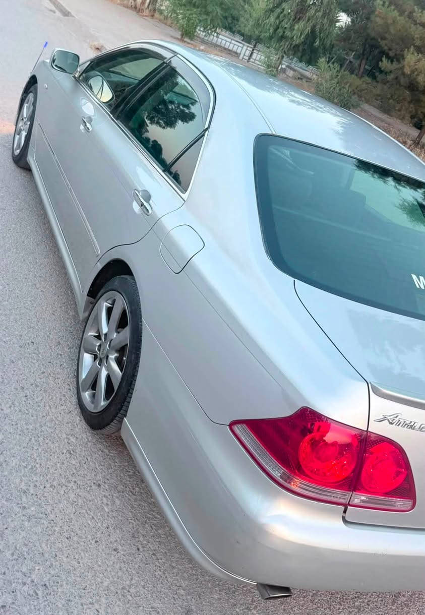 شاهينة ٢٠٠٥ موس سپؤرت ئةسيليت
١٨٠ مةكينة بچوك گير بچوك ئالتوني بازار
مةرغوب بانزين زؤركةم دةخوات ٣ دووگمة
كؤدي بؤكراوة بةناو خؤمانةوي باركؤدي جامي 
پيوةية گير و مةكينة هةمووي بةشةرت هةموو 
گياني كامل جايزة سةيارةكة مالي دؤستة 
لةيةك سايةقي كةمة تةبريد سارد و گةرم بةشةرت
سةيارةكة مالي دؤستة سعري خوار بازار ….!

بةس رجاي خوات لي دةكةم مالي خةلك سوك مةكة ئةگةر كرياري ئةتخةمة سةر سةرم 
***********
