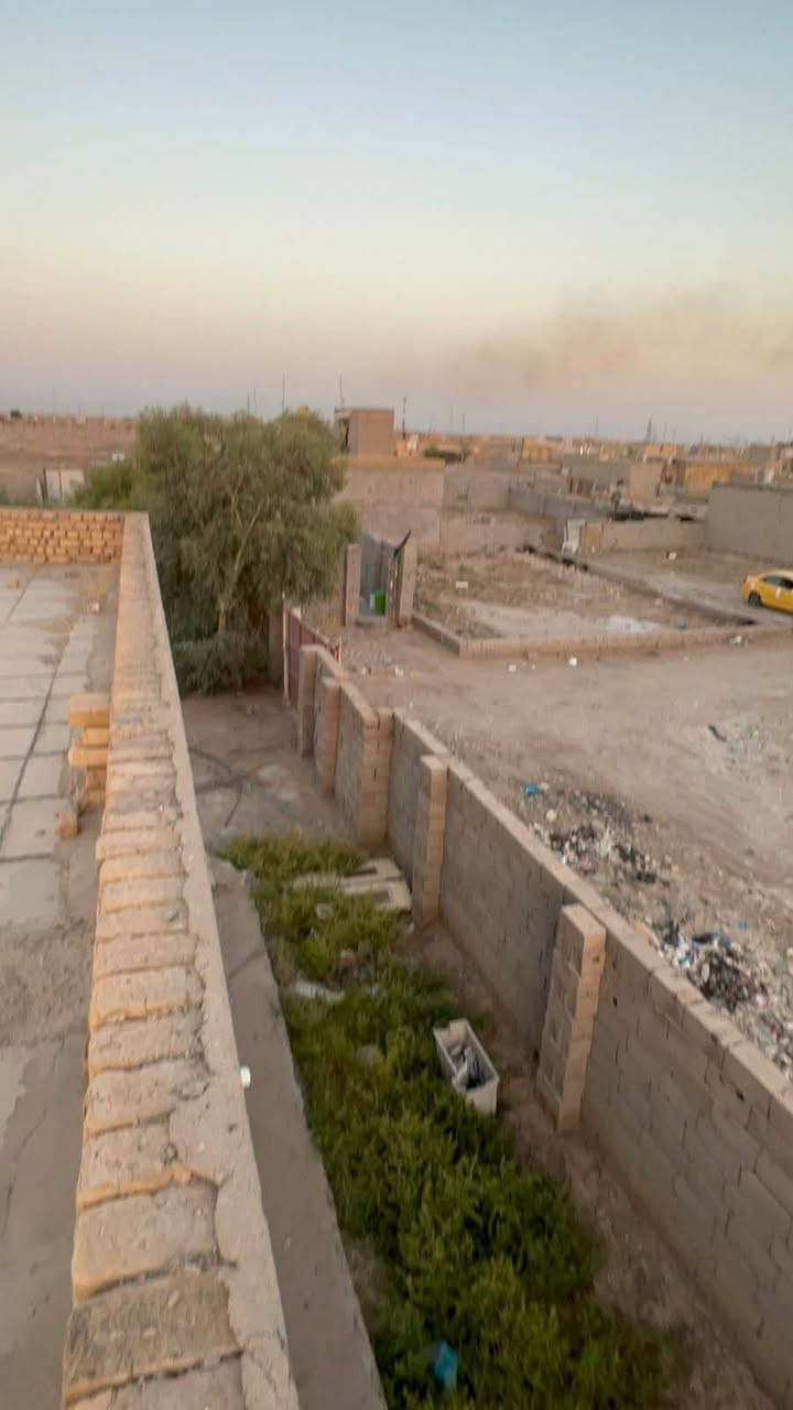 سلام عليكم من رخصت جميع يوجد بستان البيع مع بيت حقل مالت عجول متوكت البستان من نخل وزيتونات علمن البستان متروك النخل محمل بيت حارس دولم ونص المزرعه عله شارعين صخين وره جامعه ذي قار الاستفسار رقم هاتف ***********
