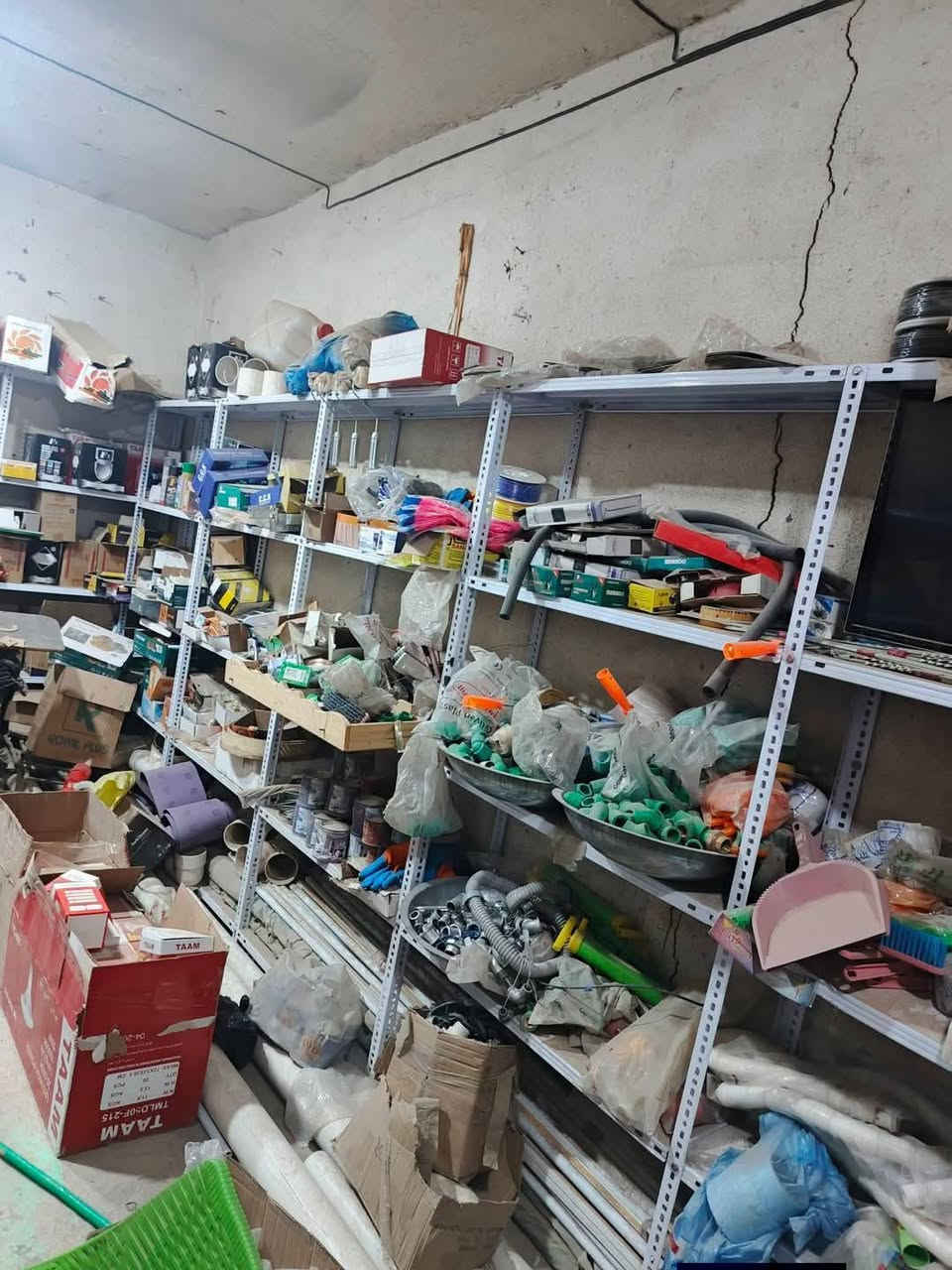 للبيع الغراض المواد انشائيه كهربائيات مع الرفوف والسبليت في الحي العسكري الناصريه مركز مقابل روضه عبد الله الرضيع شارع المدارس                                                        الجاد يتصل ***********
