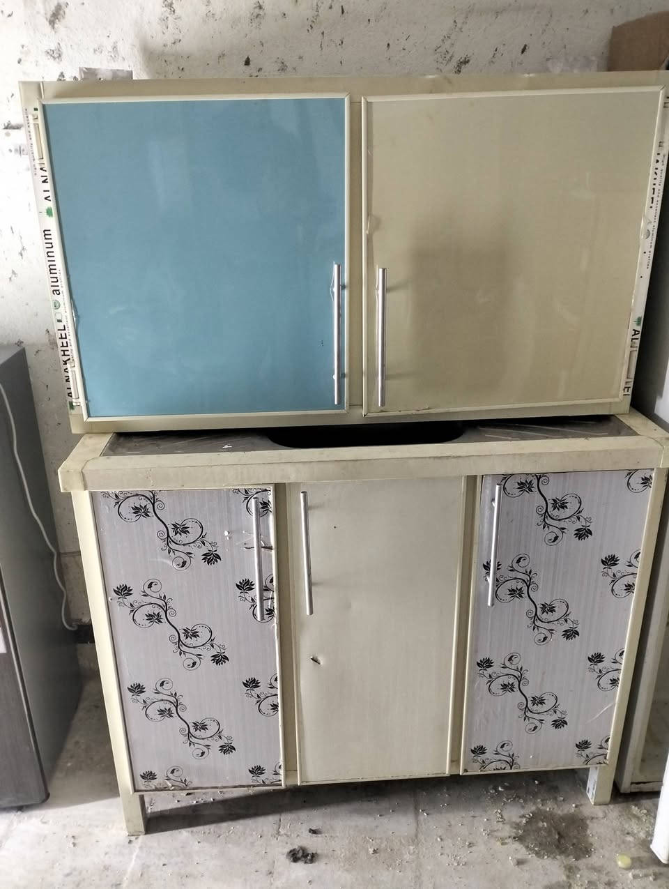 غراض بيت للبيع وبعد اكو ممصورهن العنوان الكرادة
***********
