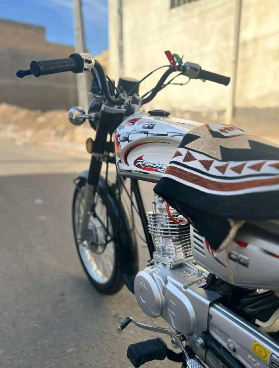 سلام عليكم دراجه نامه اصلي صارلها شهرين معمره تعمير اصلي جاهزه ماعوزها كلشي وبرغي مامفتوح بيها مكفوله وراق ٧ بيها سكنر مكاني العماره مغربه سعر 750 وبيها مجال قليل للشراي تصال ***********
