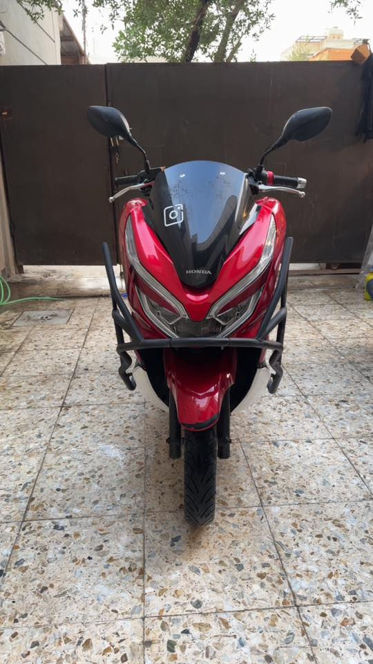 دراجة PCX جيل ثالث ياباني محرك 150 بيها اوراق كمرك ماشين بيها بس ما دافعين كمركها  سعرها 20 وبيها مجال حك الجيه  مكان الحبيبيه
***********
