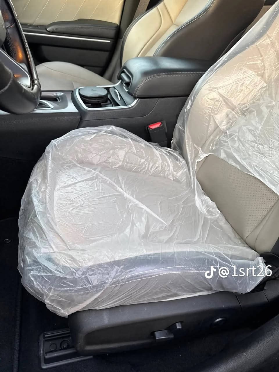 🚗 للبيع دودج جارجر GT موديل 2021 🔥  
اللون: جويتي مميز ✨  
الحالة: ممتازة جداً / نظيفة ما بيها حادث
الوكالة : هارلم 
العداد: 16705mi
المواصفات:  
✔️ محرك 3.6L V6  
✔️ ناقل حركة أوتوماتيك 8 سرعات  
✔️ شاشة كبيرة مع Apple CarPlay & Android Auto  
✔️ كاميرا خلفية + حساسات  
✔️ تشغيل بصمة  
✔️ تحكم ستيرن متعدد  
✔️ كروز كنترول  
✔️ جنوط رياضية  
✔️ مكيف ثلج  

السيارة استعمال شخصي وحالتها جداً طيبة وجاهزة للفحص 👌  

السعر: (320$)  
للاستفسار: (***********) 📞
