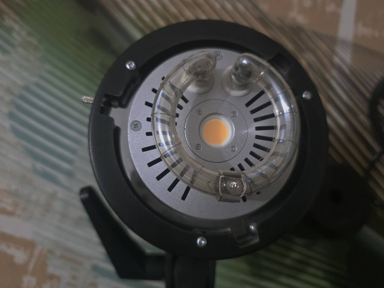 اضائة خاطفه  Sk 400 iik   كودكس 
عدد 2
خاطفه و بيها اضائه مستمره للفيديو 

 مستخدمه قليل نضيفه جدا 

وياها ستاند ستيل عدد 2 ارتفاع 4 متر 
و سوفتات عدد 2 دائري قياس 90 جديد 
تريگر x2 للكانون 

*********** واتساب او خاص 
موجود توصيل 
السعر خاص
