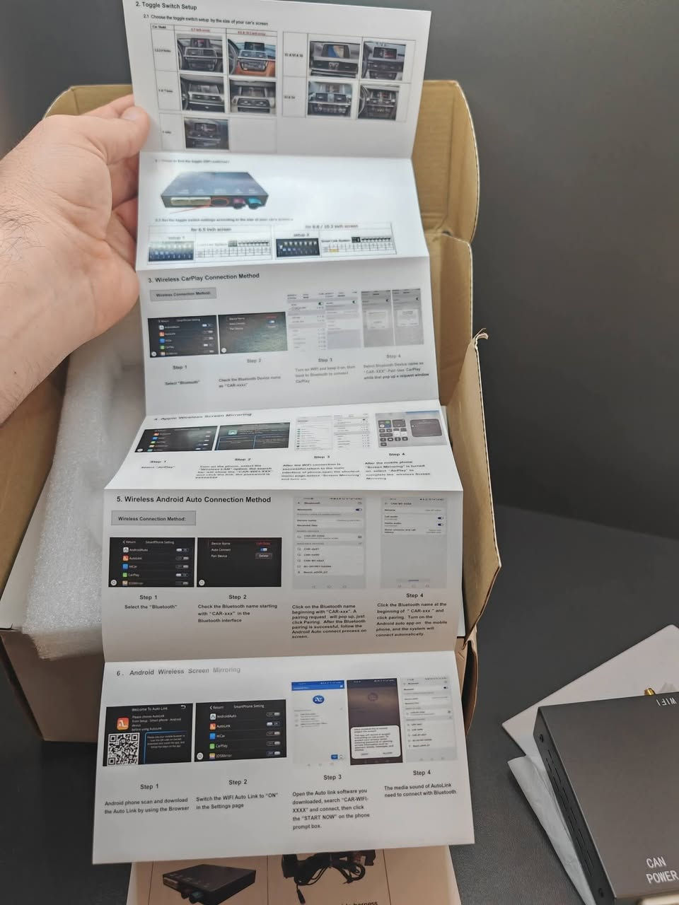 متوفر جهاز كاربلي لسيارات BMW
هذا الجهاز الموضح في الصورة هو وحدة واجهة (Interface Module) مخصصة لإضافة نظام Apple CarPlay و Android Auto لاسلكياً لسيارات BMW.
​من خلال الملصق الذي يحمل الرمز BM-NBT، يتضح أن الجهاز مصمم ليعمل مع نظام المعلومات والترفيه من جيل NBT (Next Big Thing).
​الموديلات المتوافقة:
​يعمل هذا الجهاز بشكل أساسي على سيارات BMW من الفئة F-Series التي تم إنتاجها تقريباً بين عامي 2012 و2016، وتشمل الموديلات التالية:
​الفئة الأولى (1 Series): F20/F21 (من 2013 إلى 2015).
​الفئة الثانية (2 Series): F22/F23/F45 (من 2013 إلى 2015).
​الفئة الثالثة (3 Series): F30/F31/F34/F80 (من 2012 إلى 2015).
​الفئة الرابعة (4 Series): F32/F33/F36 (من 2013 إلى 2015).
​الفئة الخامسة (5 Series): F10/F11/F07 (من 2012 إلى 2016).
​الفئة السادسة (6 Series): F06/F12/F13 (من 2013 إلى 2016).
​الفئة السابعة (7 Series): F01/F02/F03 (من 2012 إلى 2015).
​فئات X:
​X1: موديل F48 (من 2015 إلى 2016).
​X3/X4: موديلات F25/F26 (من 2013 إلى 2016).
​X5/X6: موديلات F15/F16 (من 2014 إلى 2016).
​موديلات i3 و i8: (من 2013 إلى 2017).
لمعرفة السعر المراسلة عالخاص.


**إذا كنت صاحب هذا الإعلان وتريد حذفه لأي سبب، رجاءا أرسل رسالة إلى الدعم الفني**