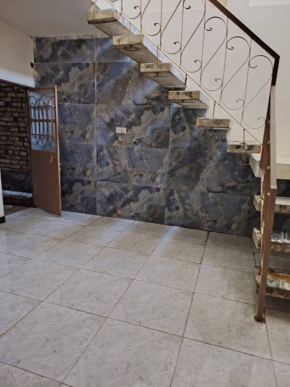 دار للبيع نظيف جدا المساحه 100مترواجهه ٥طابق واحد غرفه نوم وهول ومطبخ وصحيات وكراج وصحيات خارجيه فراغ إستلام مباشر طابو صرف قرب أسماك الشجيري قريب جدا شارع 80 حولي 40 متر
السعر 120 بيهةمجال
مراجعه مكتب الأهرام لعقار والمقالات شارع 60قرب مجمع الضامن الطبي *********** بيه واتساب ***********
