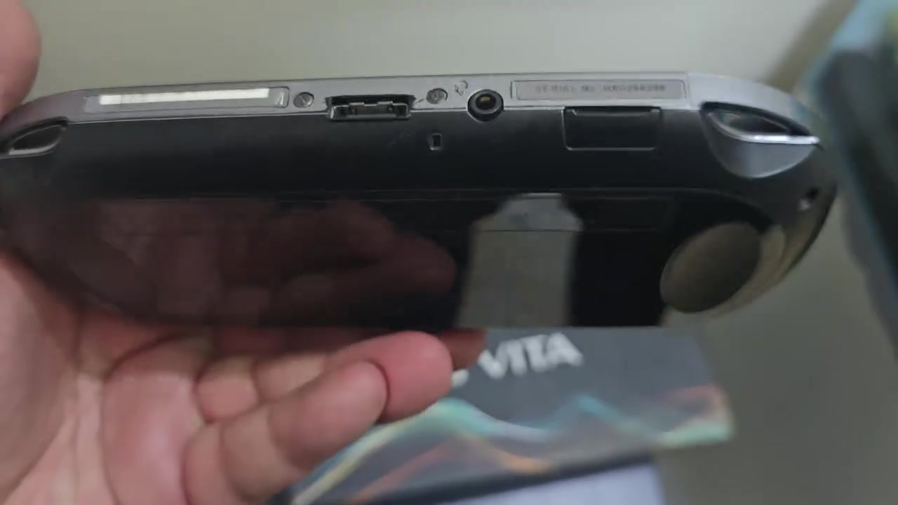 السلام عليكم 
عيدكم مبارك شبابنا 
جهاز ps vita نسخة الoled 
نظافة 95% 
الجهاز يجي بكامل محلقاتة 
ووياه حافظة جديدة ابد ما مستخدمة ووياه كفر ولزمة تجي مثل الكفر تحسن تجربتك باللعب 
الجهاز مهكر وتكدر تنزل عليه العاب الpsp ايضاً، ومنزل عليه ريترو ارتش 
سبب البيع اريد اخذ النيتندو الجديد 
سعرة 275 الف مع الملحقات الاضافية 
للتواصل خاص او ***********
