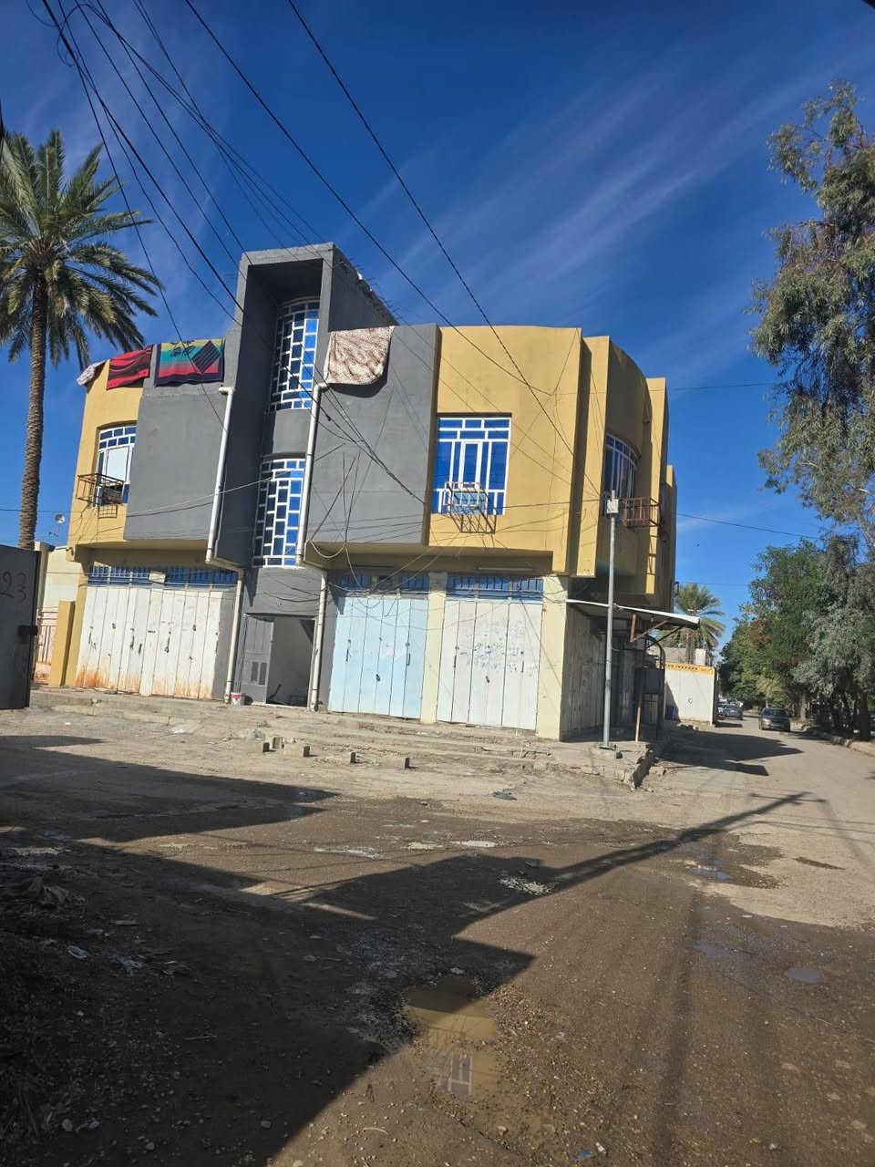 عمارة تجارية للبيع🏠في حي البشامان مع  🏠 على شارع تجاري المساحة الكلية 200 متر 
قرب جنت الاعناب 
4 شقق مع 6 حملات تجارية الورد الشهري 2مليون دينار 
السعر من خير 600 مليون 
.للاستفسار يرجي الاتصال على الرقم المكتب الخاص *********** مكتب 🏢وطن للعقار@
