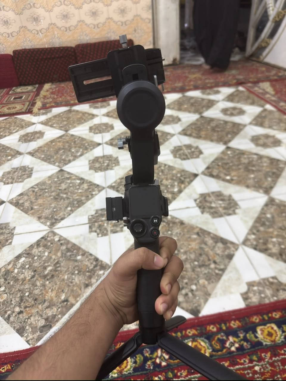 🎥 DJI Ronin RS 3 – التفاصيل
• يدعم كاميرات Mirrorless و DSLR
 • حمولة لحد 3 كغم
 • تثبيت احترافي 3 محاور
 • شاشة OLED للتحكم السريع
 • قفل تلقائي للمحاور
 • بطارية تدوم لحد 12 ساعة
 • شحن سريع USB-C
 • خفيف وسهل بالاستخدام
 • مناسب للتصوير السينمائي، الأعراس، الريلز، والمشاريع الاحترافية

⸻

📢 إعلان للبيع (جاهز للنشر):

🎥 للبيع | DJI Ronin RS 3
الرونن نظيف جداً / شبه جديد ويشتغل 100% بدون أي مشاكل.

تثبيت عالي، حركة ناعمة، ونتائج سينمائية بكل تصوير ✨
مناسب للمصورين وصنّاع المحتوى والڤلوكرز.

💰 السعر: خاص
📞 رقم التواصل: ***********
