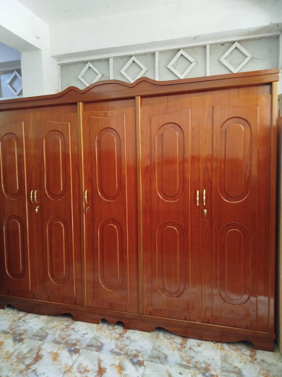 غرفه أم خمسة تزكام للبيع 
ضهر جرجوبه داخل وخارج صاج
العنوان العزه القديمة 
***********
