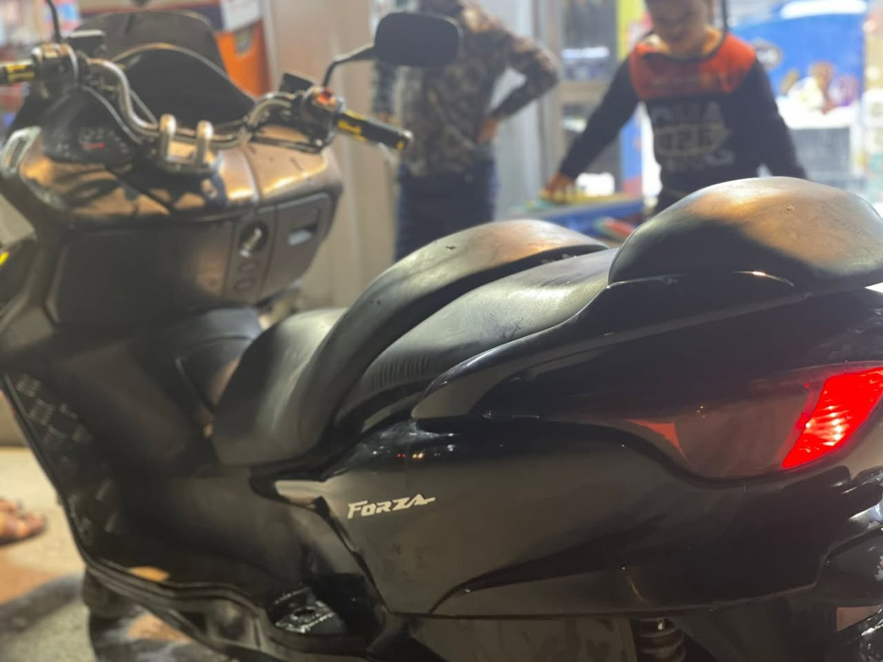 السلام عليكم فورزه 0.8
درجه حلوه ونصفيه ومحرك خير من الله 
السعر ٩٥٠
مكاني الشعب ***********
