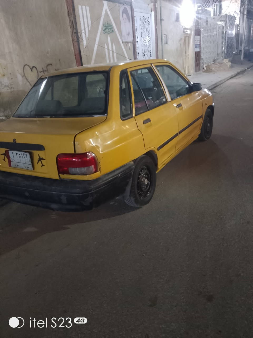 سلام عليكم سايبه للبيع مديل ١٣سياره نضيفه مكينه وكير وحداديه خير من الله السياره بدون المكان نجف السعر ١٣وبيهه مجال حك جيه الشراي يتصل عل رقم ***********
