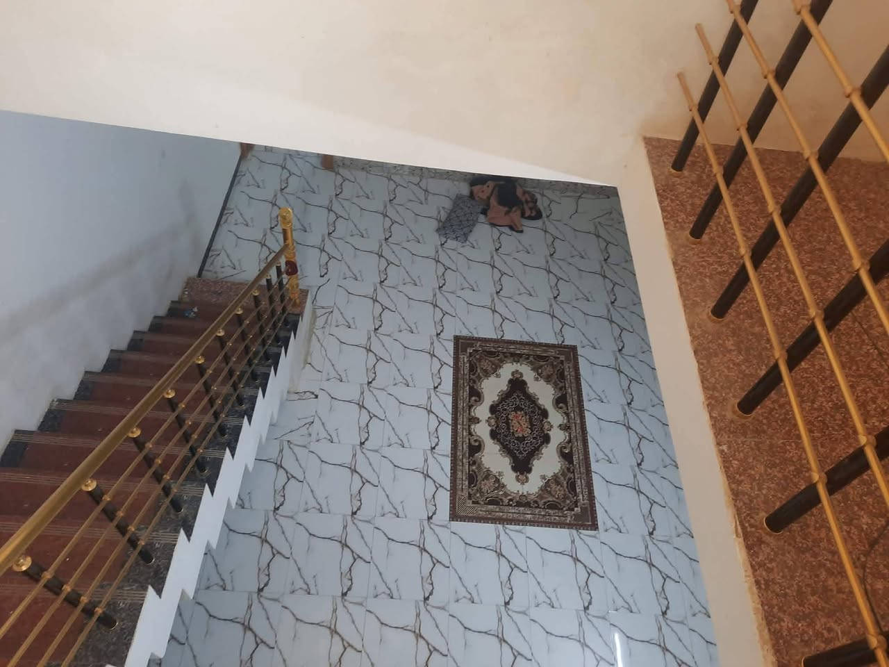 سلام عليكم
ع بركه الله للبيع بيت ب لقاطع مساحه 130م واجه 10م
البيت  بي غرفتين وحده فوك وحده جوه حر مامطلوب اي شي ابيع نقدي  فقط شارع 20 متر عرضه  موقع تجاري قرب جامع الرسول بصف اسواق الصفوه بناء البيت سنه 2020
السعر خاص او لاتصال ***********

