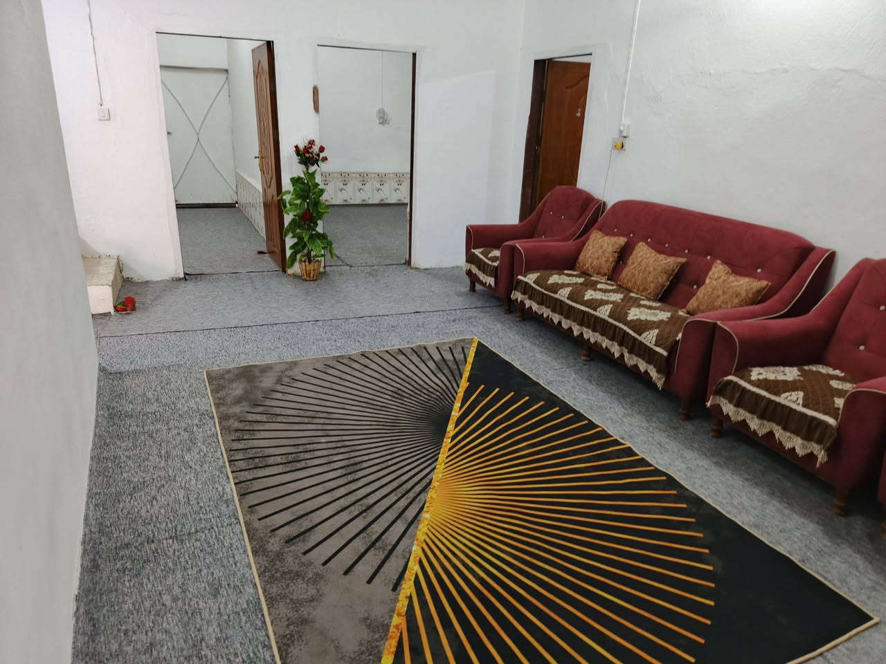 دار للبيع خلف المول الجديد مقابيل  العلوة   مساحة البيت 270متر كامل مكمل من كلشي  سعرة 75 زراعي ***********
