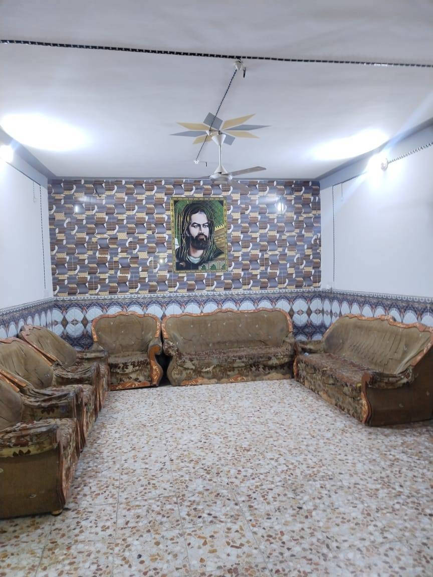 السلام عليكم اخواني الأعزاء، 
منزل بناء حديث للبيع تبلغ مساحتهُ ٢٠٠ متر، 
المنزل يتكون من طابقين،الطابق الأول يتكون من استقبال 6×4  ومطبخ 4×4
وصالة 8.5×4 وحمام 2×2 وغرفة نوم 5×4
وحديقة خلفية 6×6 والطابق الثاني يتكون من غرفة نوم 5×4 وصالة، وأيضا يحتوي على خطين كهرباء وخط مولدة كذلك (مجاري كامله)(ماء الائبي جواك) ،المكان حي العسكري قرية الخمس دونم خلف عمارة فلاح الزبيدي.
للاستفسار *********** اتصل او. واتساب

