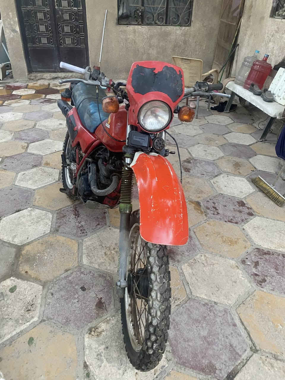 هونداي للبيع كانت متروكه اكثر من سنه ونص محجوزه واليوم طلعته شغاله نگره محتاجه ترتيبات بسيطه وتايراته يابسه للاستفسار 
***********
