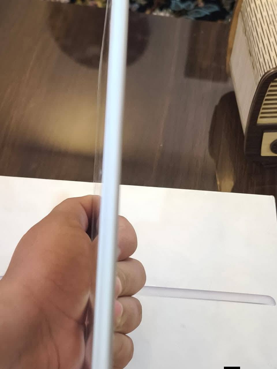 السلام عليكم مره خصه الادمن 
## 📱 للبيع: iPad 7th Generation (جيل سابع)
الجهاز بحالة ممتازة جداً (وضع الشركة) ونظيف جداً، استخدام راقي.
### 🔍 المواصفات والتفاصيل:
 * الحالة: وضع الشركة (قفل) مامنفتح نهائياً ولا مبدل به أي قطعة.
 * البطارية: نسبة الصحة 82% (أداء جيد جداً).
 * الذاكرة: 32 جيجا.
 * الملاحظات: الجهاز شغال بالكامل وما به أي نقص، فقط بصمة الدكمة (الـ Home) متوقفة، وباقي اللمس والعمليات طبيعية 100%.
### 📦 الملحقات:
 * الكرتونة الأصلية.
 * كيبل الشحن الأصلي.
📍 المكان: [النجف وما عندي توصيل ]
💰 السعر: [150] (/ مجال بسيط)
📞 للتواصل: مراسلة الخاص
الجهاز فقط دراسه وهسه خلصت دراسه واريد ابيعه واسف على الاطاله


**إذا كنت صاحب هذا الإعلان وتريد حذفه لأي سبب، رجاءا أرسل رسالة إلى الدعم الفني**