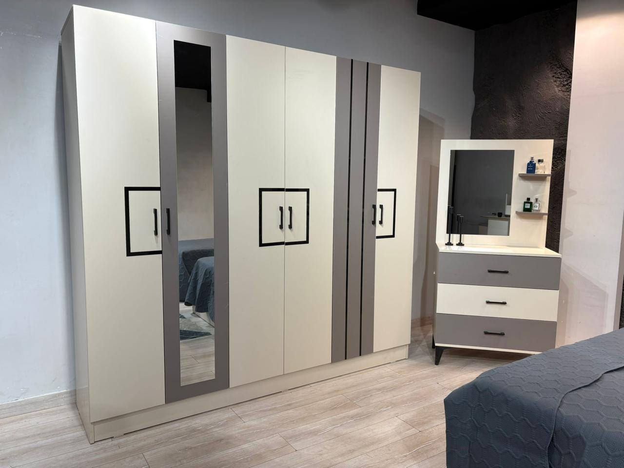 اهلاً وسهلاً بكم زبائننا ✨
تقدم لكم مجموعه الزيادي للااثاث التركي

        ♦️🔈 *تم وصول*🔈♦️

*موديل لازور ابيض و كبشينو شبابي  * 
 
♦️ 5 قطع ابواب شبابي 
♦️ كنتور220  سم صافي  
♦️ ميزت تواليت نفس الصوره 85 سم 
♦️ كومدي عدد 1 مع ظهر إنارة 
♦️ سرير 95*195 سم عدد 2

تركي 🇹🇷 اصلي

⚠️ ملاحظة: البيع بالنقد فقط 🚫

📲 راسلنا الأن وأحصل على كافة التفاصيل - او شرفنا بالزيارة 📍 العنوان نجف 
الاستفسار مراسله الصفحه او تصال📞
***********📲
