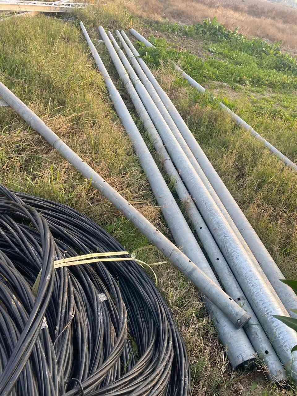 اسلام عليكم للبيع ضفيره (٥) خطوط ام120 250متر +٧اعمده حديد ثقيل ابيع الكل التواصل ***********
