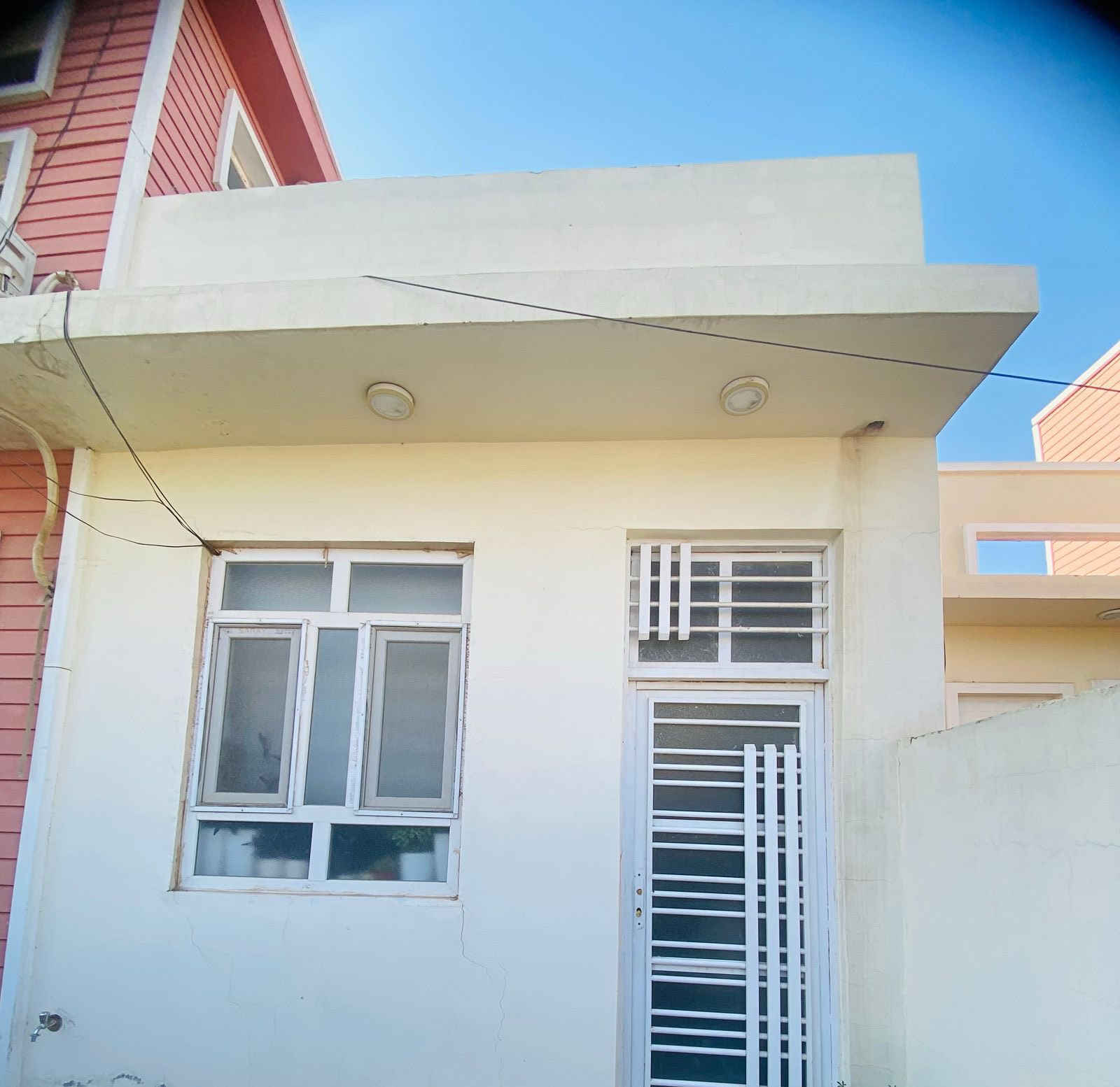 بيت حديث للبيع مساحته١٥٠متر موقع  مجمع الشريف السكني وقف الشيعي. ل تواصل اتصل ع الرقم ***********
