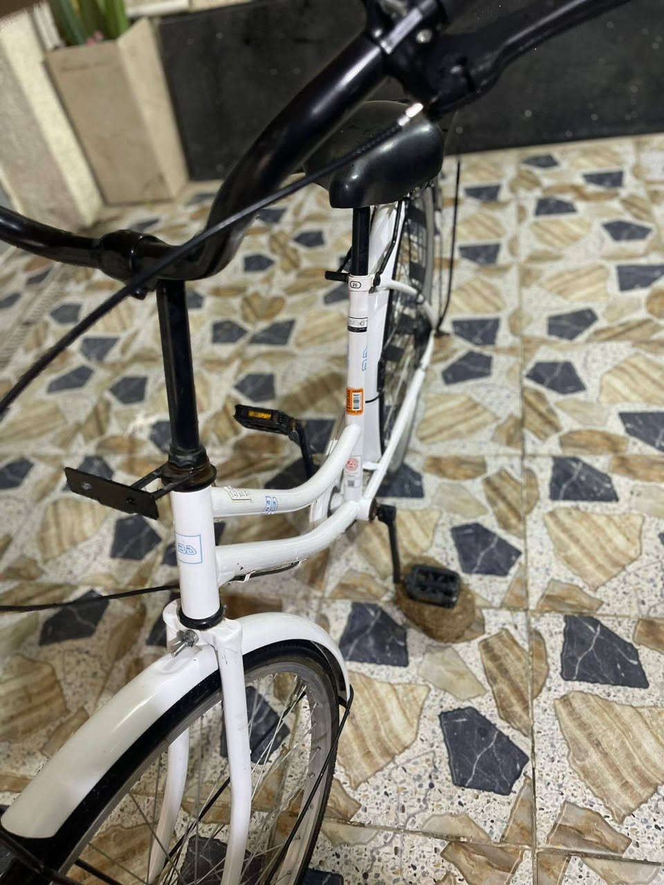 عندي باسكل للبيع 

بناتي حجم 26 

مديل 2022

لون ابيض 🤍☁️

الباسكل شخط مابي 🚲

سعر130 وبي مجال 🤑

باسكل BD 💯

اسفتسار ***********📲

مكاني بغداد الشعب
