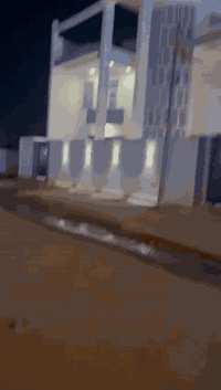 السلام عليكم بيت للبيع بالبكرلي الاولى طابو صرف مساحه 300 متر  مقابيل الانوار قرب مستشفى الضامن خلف المنتزه مال الطوارئ 
البيت طابقين بناءا درجه اولى كله مرمر وسويتات الغرف يحتوي على 6 غرف نوم 

////////////////
الطابق الاولى **** يحتوي على غرفتين نوم وكلدور  واستقبال كبير ومطبخ حار وبارد حمام مفصول عن الصحيات وايضا صحيات خارجيه صحيات  غربي وشرقي كراج سياره مع حديقه البناء حديث 22
سقوف مغربيه كل البيت مع اناره امارتي شغل درجه اولى خليجي التصميم 

///////////////////////
الطابق الثاني ********* يحتوي على اربع غرف نوم وكلدور وحمام  وصحيات  شرقي وغربي مفصول  وكلدور ايضا مع بلكونه تطل على المنتزه 

ملاحظه1 ////  الشارع عرضه 20 متر كافة الخدمات تبليط ومجاري  اناره للشارع مع ارصفه 

ملاحظه 2///البيت باسم شخص واحد 
 
السعر المطلوب **** 650 ***. مليون وبي مجال 

للاستفسار مراجعة مكتب عقارات البقيع الكائن في نهاية شارع الطوارئ 

او الاتصال على الرقم *********** حسين المعموري
