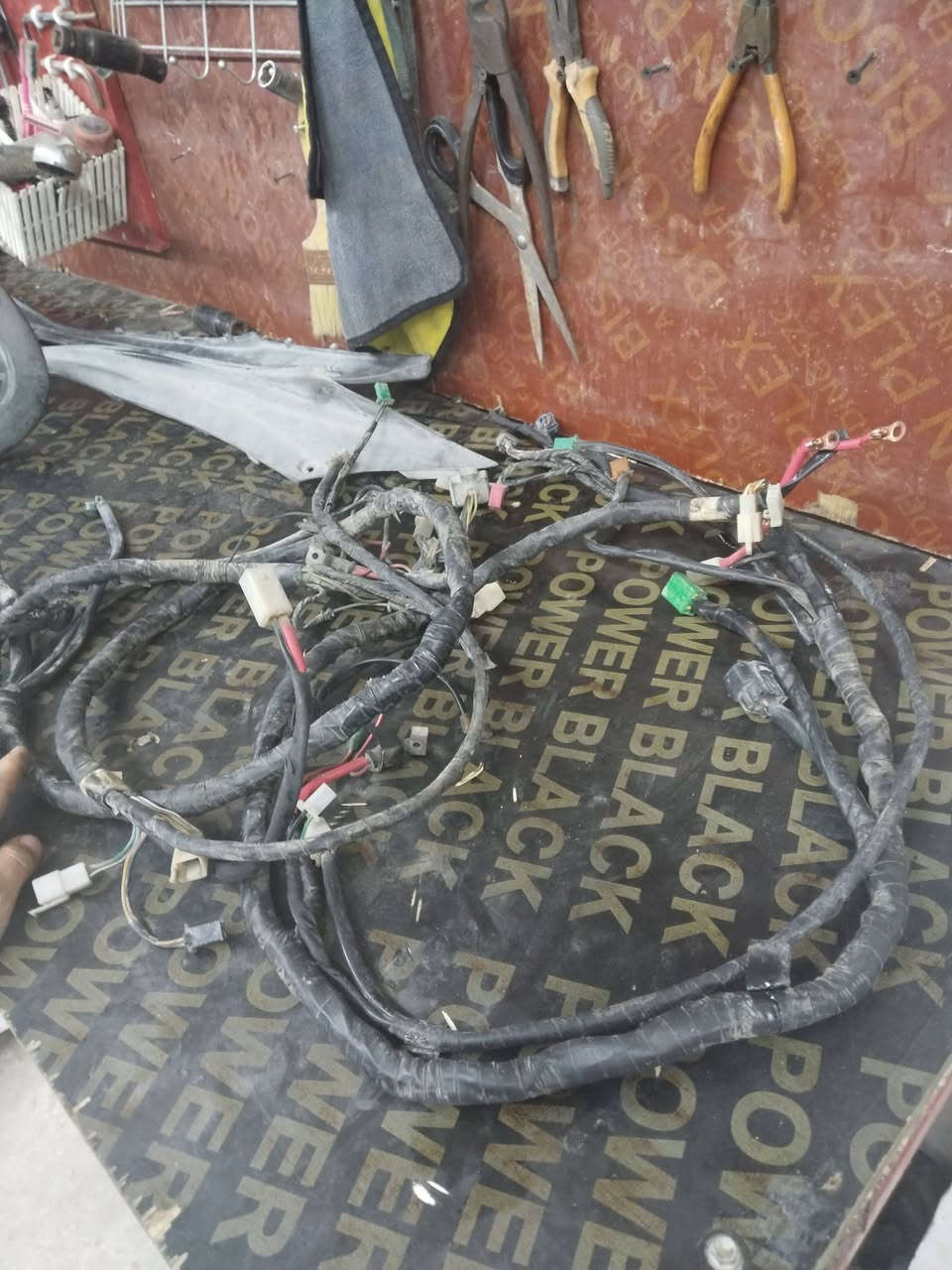 لحيه وترايش ملح كلش بس لحيه بيها هي فتحه صغيره وضافير عدد ثنين مال رمبه كلهن ماكس عدله توصيل موجود ***********
