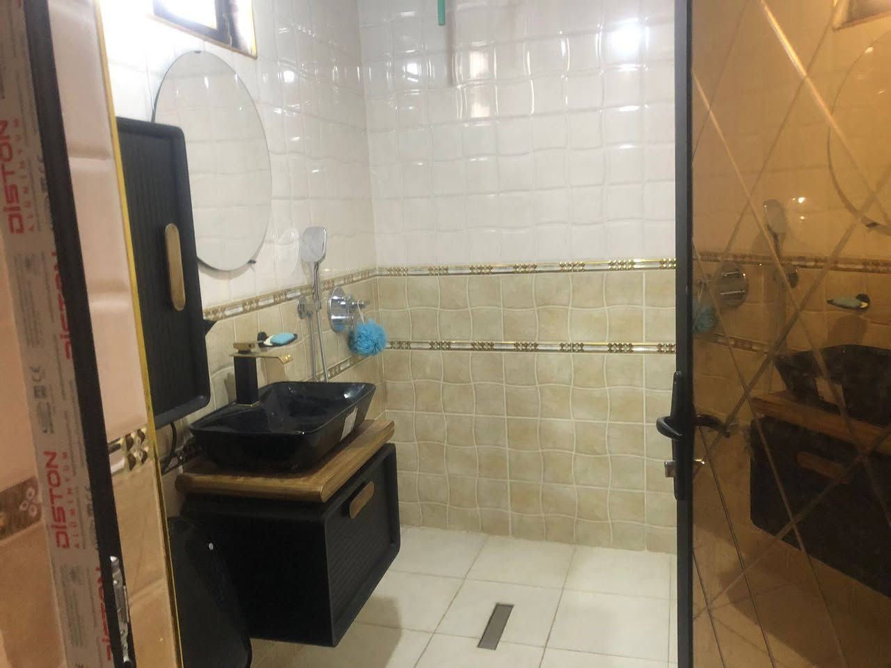 السلام عليكم دار للبيع مساحه 120متر الفحامه شارع المركز فرع ابو وليد اول باب على الشارع الرئيسي  قرب اسواق النخيل اتصال على الرقم وات ساب***********
