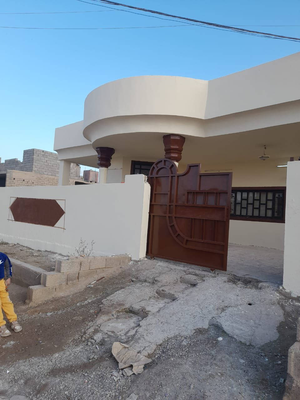 دار للبيع في منطقة الشهامه قرب جامع معاذ ابن جبل يبعد عن الشارع العام تكريت بيجي  ٢٠٠ م مساحة الدار ٢٨٠ م٢ يتكون من غرفتين نوم وصالة كبيرة جدا ومطبخ حار وبارد وحمام ومغاسل شرقي وغربي للعلم دار كلش حلو ومرتب .
السعر 45 مليون وبي مجال.

0770 387 5063
