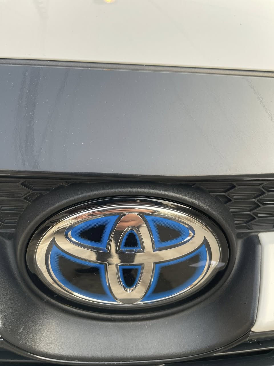 السلام عليكم
كورلا هايبرد 

موديل 2024 

سياره جديده جداً بحاله والوكالة 

جداً معتني بيها ماشيه 48 كم 

مكفوله من صبغ وضربه ولبارد عدا رصعه صغيره في هلال خلفي صورته مواجده 

موصفات فول مواصفات داخل احمر 

بصمه تشغيل أبواب وبيبان 

اوتو هولد 

سايد بريك كهرباء 

نقطعه عمياء 

سلايد كهرباء 

علامه تيوتا ازرق 

إضافه عليها كت كاربون اسود 

تغليف ارضيه ولصندوق كله بعده ع زيرو 

سياره جديده وبسمي تحويل ثاني يوم مكان سياره بغداد البنوك.  السعر 148  شراي يخابر فقط بدون ماروس 

***********.
