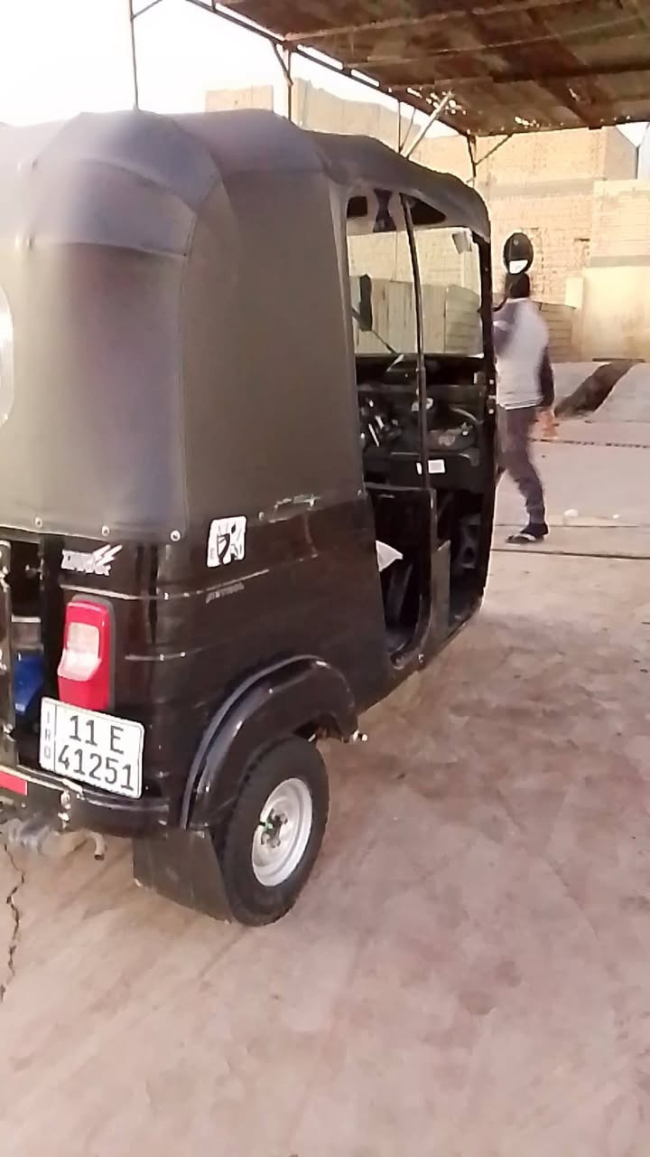 السلام عليكم تكتك 20 شهر 12 رقم وسنونه نكليزي بسمي فقد دوس المكان الحسينيه مال  راشديه جاهزه كبل للشارع 
***********
