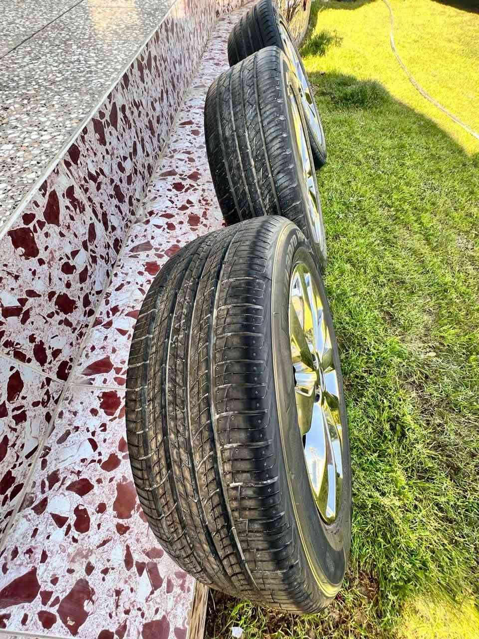 بسم الله الرحمن الرحيم
للبيع تايرات سورنتو موديل 2020
عدد  3

تاير +ويل كب حجم 19
كوري اصلي مال الشركه 
نضيفات جدا 
السعر 650 الف قفل 🔒 
المكان الرمادي للاستفسار على الرقم التالي ***********
