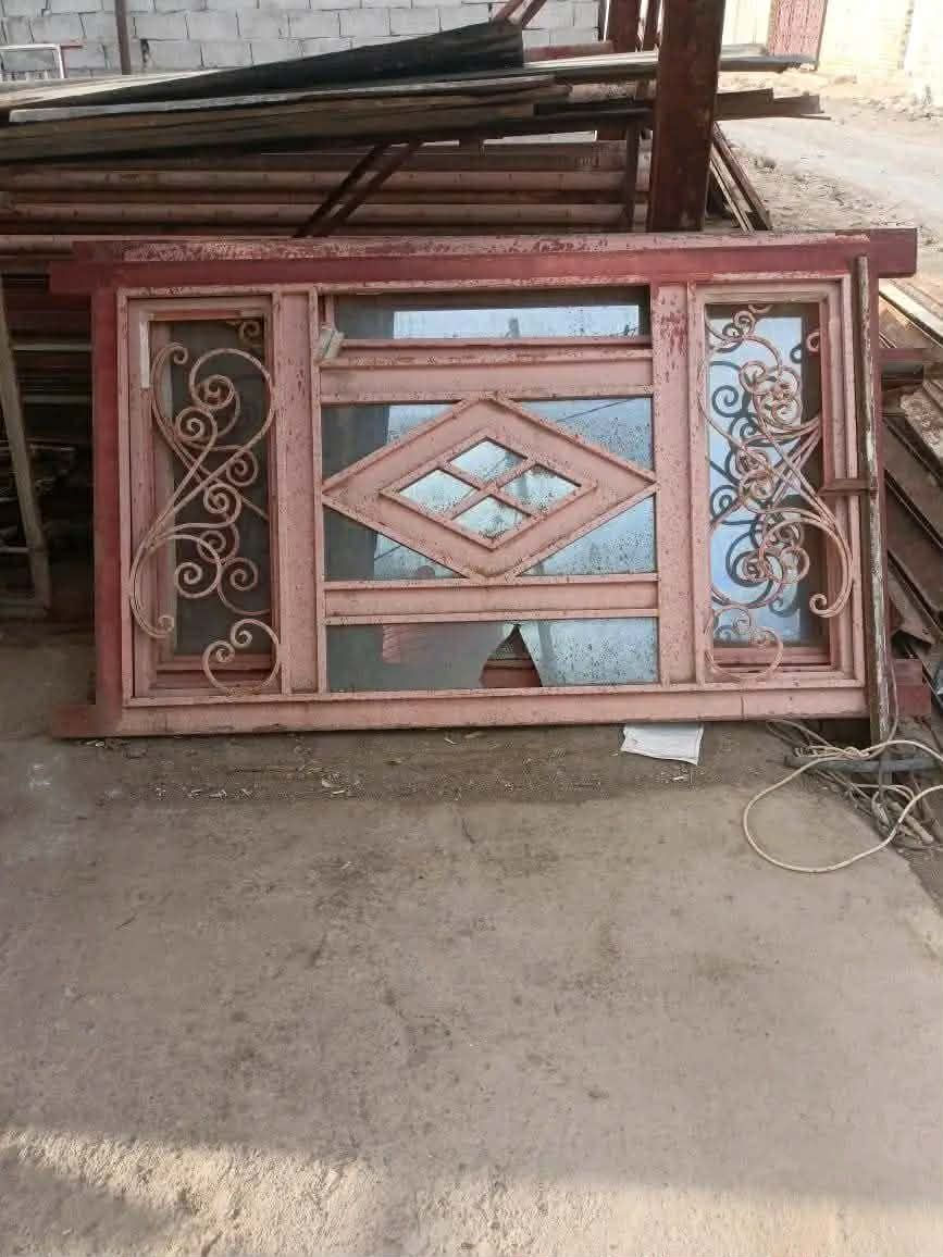 السلام عليكم 
شيلمان بلجيكي 
وايراني 
ابواب شبابيك 
زوايا شخاط 
سندويج 
العنوان كوت شارع النفط قرب كهوة بيت الطين 
***********
***********
