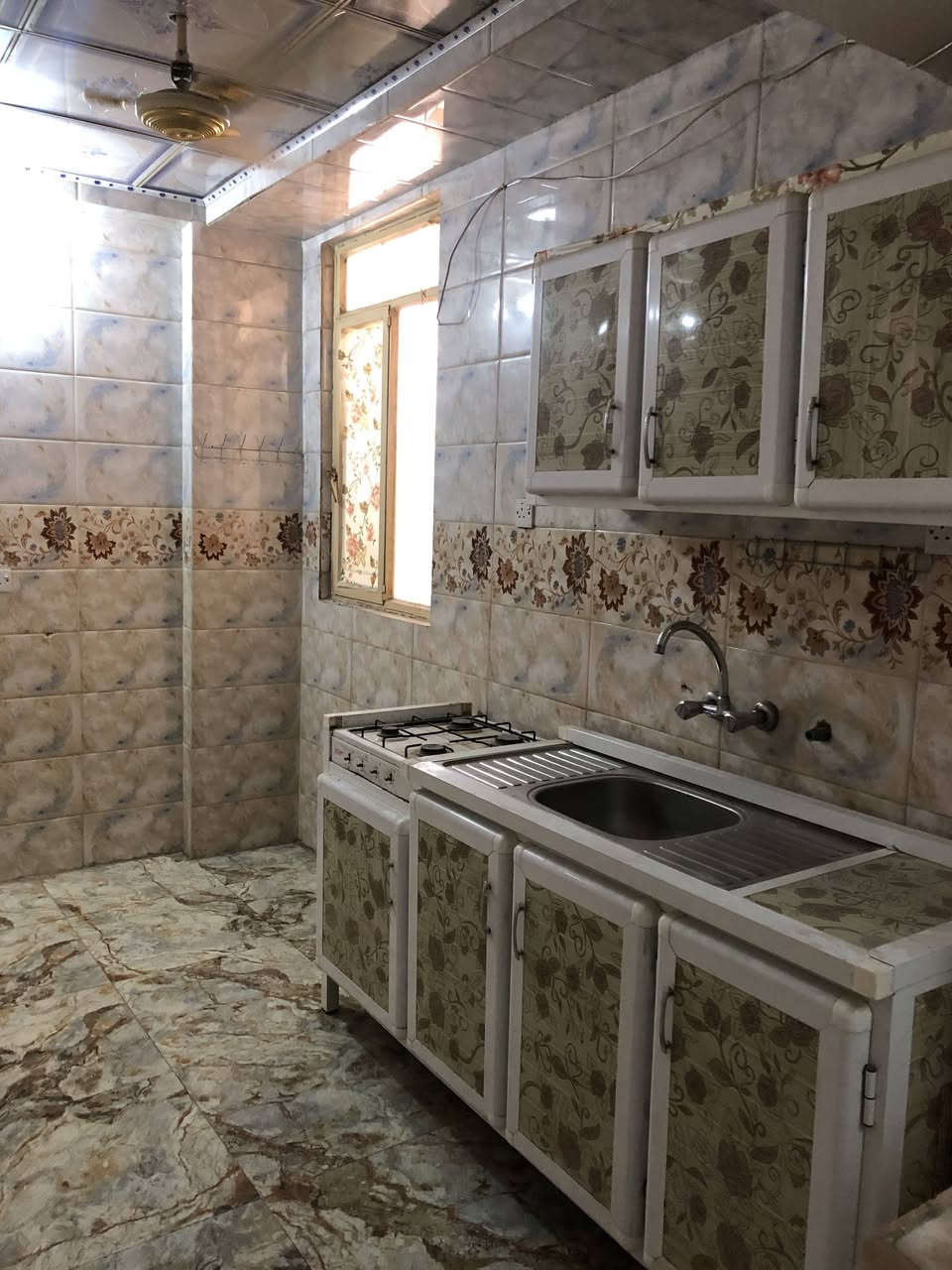 شقه سكنيه طابق اول للايجار بسعر 225
تصلح ان تكون اقسام داخليه
الشقه تتكون من : غرفه + صاله+مطبخ+ صحيات 
بناء درجه اولى وجديد 
ويتوفر فيها خدمات : خط مولد ذهبي + سخان ماء + ماطور ماء وخزان + كاونتر وطباخ + كامرات
تتوفر في المنطقه جميع الخدمات
ملاحظه: نعتذر عن الايجار لغير العوائل الصغيره
العنوان: كربلاء حي للغدير - بدايه ركن حي الغدير ، سايدين ساحتات التارتان ، قرب اساله ماء العتبة
وتتوفر في المنطقه جميع الخدمات  
للستفسار ***********
