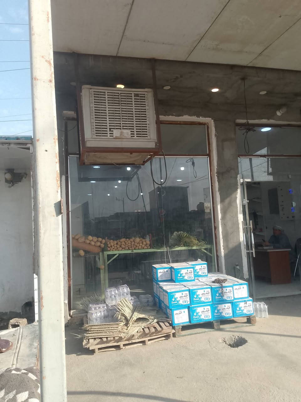 سلام عليكم عيوني مشتمل للبيع في حي رشيد جبله مساحه ١٦٠متريحتوعله قرفه ومطبخ وحمام منور هول محل سواق ومخضر سبالت كبار مبردات كبار وسعر ٩٠وبي مجال ***********
