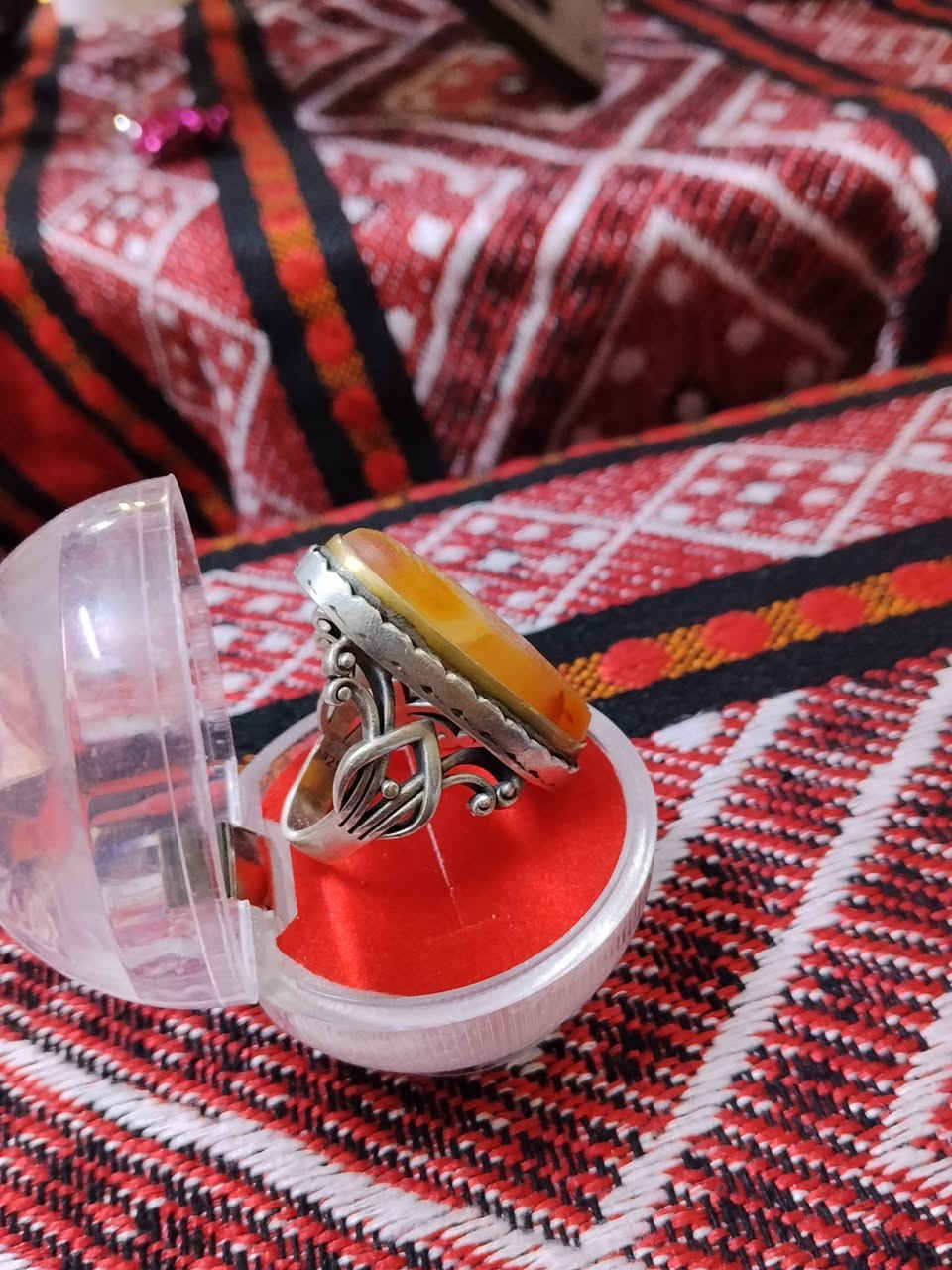 سلام عليكم انواع الخواتم اليمانيه الجميله بسعار مناسبه *********** العنوان كربلاء باب طويريج للاستفسار الاتصال على رقم
